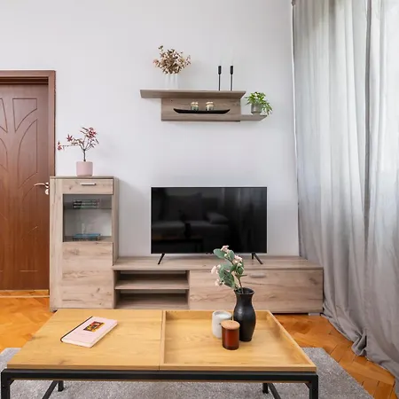 Black Peak Panorama Apartment